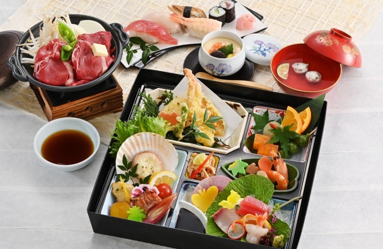 高級弁当や仕出し宅配なら【割烹味香佐】をぜひご利用下さい！ご自宅をはじめ、葬儀場やパーティールームなどにも配達致します！