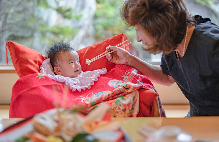 お食い初めのお祝いのお店選びなら【割烹味香佐】にお任せ下さい！一式全部そろったセットで便利！