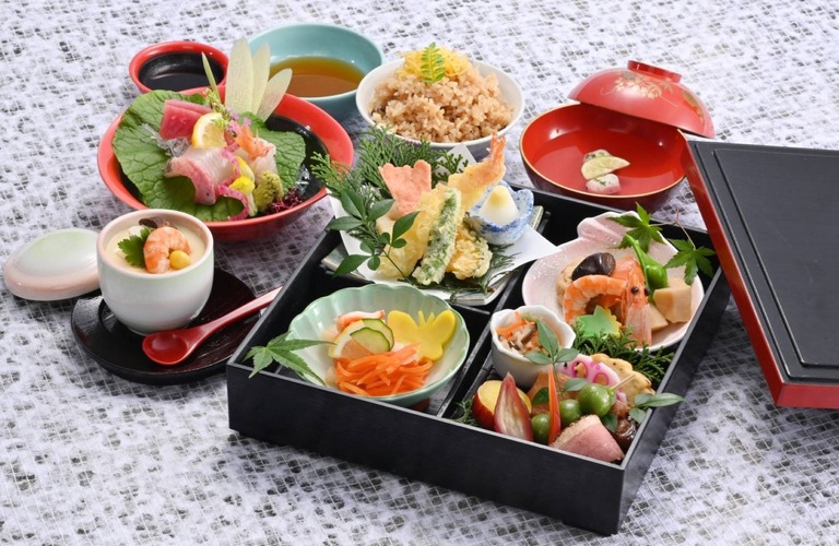 夏の行事や行楽に当店の仕出し弁当はいかがでしょうか？【割烹味香佐】冷蔵車で配達致しますので夏でも安心！送料無料でお届け致します！